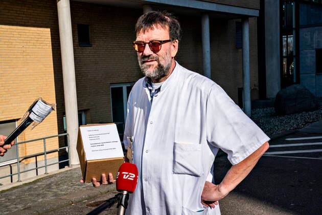 Leading consultant Henrik Nielsen has here received the drug Remdesivir against Covid 19 in a cool box at Aalborg University Hospital. patients in Denmark including one at Aalborg University Hospital, Aalborg Jutland Denmark,  Copyright: HenningxBagger HenningxBaggerx COP113 spdk20200327-160431-L