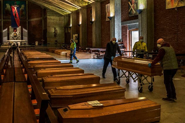 Seriate. The church of Seriate welcomes the coffin of the victims of COVID19 coronavirus coffins awaiting transport (Carlo Cozzoli Fotogramma, Seriate - 2020-03-27) p.s. la foto e utilizzabile nel rispetto del contesto in cui e stata scattata, e senza intento diffamatorio del decoro delle persone rappresentate  Copyright: xCarloxCozzolix xFOTOGRAMMAx