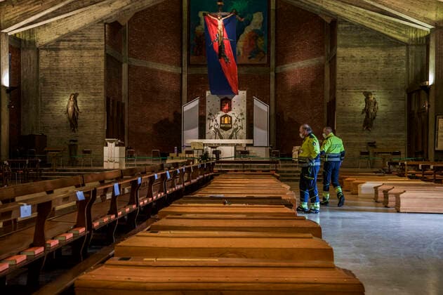 Seriate. The church of Seriate welcomes the coffin of the victims of COVID19 coronavirus coffins awaiting transport (Carlo Cozzoli Fotogramma, Seriate - 2020-03-27) p.s. la foto e utilizzabile nel rispetto del contesto in cui e stata scattata, e senza intento diffamatorio del decoro delle persone rappresentate  Copyright: xCarloxCozzolix xFOTOGRAMMAx