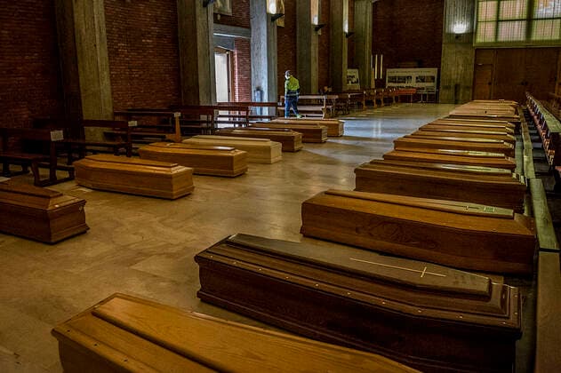 Seriate. The church of Seriate welcomes the coffin of the victims of COVID19 coronavirus coffins awaiting transport (Carlo Cozzoli Fotogramma, Seriate - 2020-03-27) p.s. la foto e utilizzabile nel rispetto del contesto in cui e stata scattata, e senza intento diffamatorio del decoro delle persone rappresentate  Copyright: xCarloxCozzolix xFOTOGRAMMAx