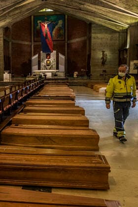 Seriate. The church of Seriate welcomes the coffin of the victims of COVID19 coronavirus coffins awaiting transport (Carlo Cozzoli Fotogramma, Seriate - 2020-03-27) p.s. la foto e utilizzabile nel rispetto del contesto in cui e stata scattata, e senza intento diffamatorio del decoro delle persone rappresentate  Copyright: xCarloxCozzolix xFOTOGRAMMAx