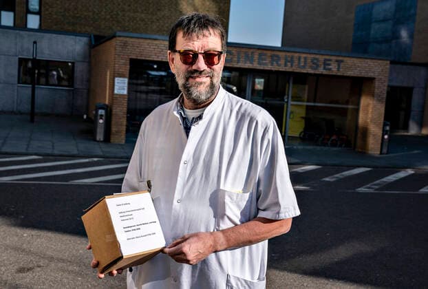 Leading consultant Henrik Nielsen has here received the drug Remdesivir against Covid 19 in a cool box at Aalborg University Hospital. patients in Denmark including one at Aalborg University Hospital, Aalborg Jutland Denmark,  Copyright: HenningxBagger HenningxBaggerx COP113 spdk20200327-160725-L