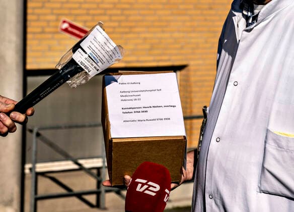 Leading consultant Henrik Nielsen has here received the drug Remdesivir against Covid 19 in a cool box at Aalborg University Hospital. patients in Denmark including one at Aalborg University Hospital, Aalborg Jutland Denmark,  Copyright: HenningxBagger HenningxBaggerx COP113 spdk20200327-161142-L
