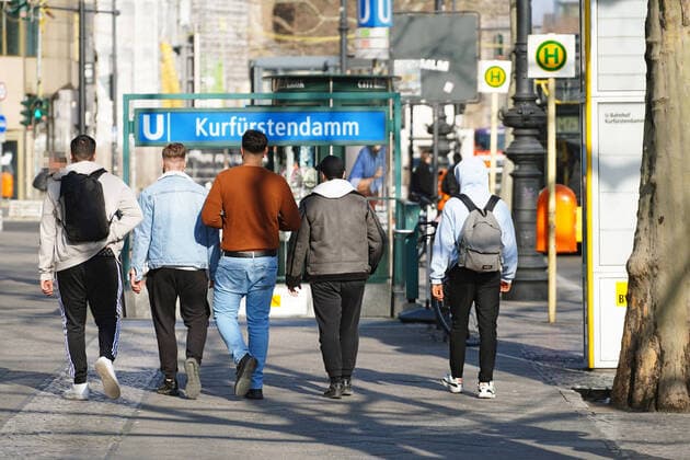 27 03 2020,Berlin,Germany,GER,the city in times of the corona pandemic, some men are obviously not keeping their distance Seen on Kurfürstendamm U Bahnhof Kurfürstendamm