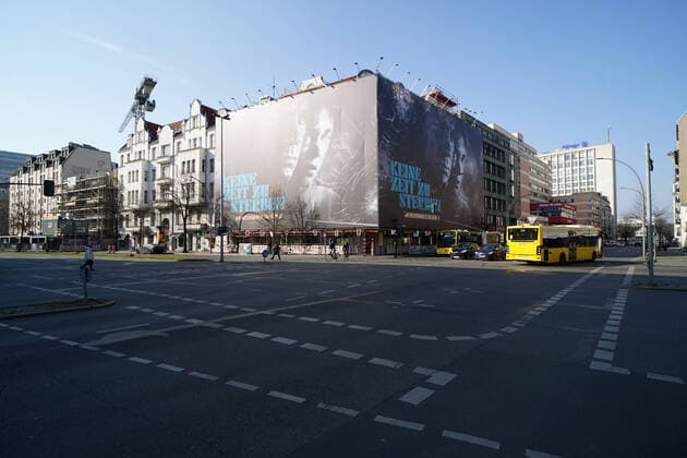 27 03 2020,Berlin,Germany,GER,the city in times of the corona pandemic, large poster advertisement for the 25 James Bond movie No time to die Seen in the district of Charlottenburg Originally, the worldwide release was scheduled for the beginning of April.