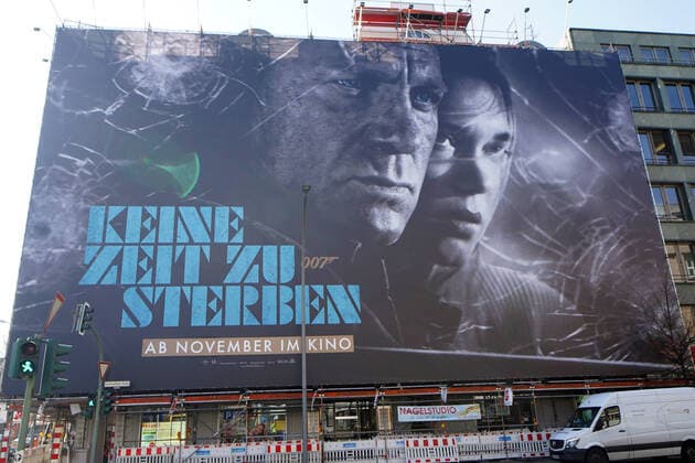27 03 2020,Berlin,Germany,GER,the city in times of the corona pandemic, large poster advertisement for the 25 James Bond movie No time to die Seen in the district of Charlottenburg Originally, the worldwide release was scheduled for the beginning of April.