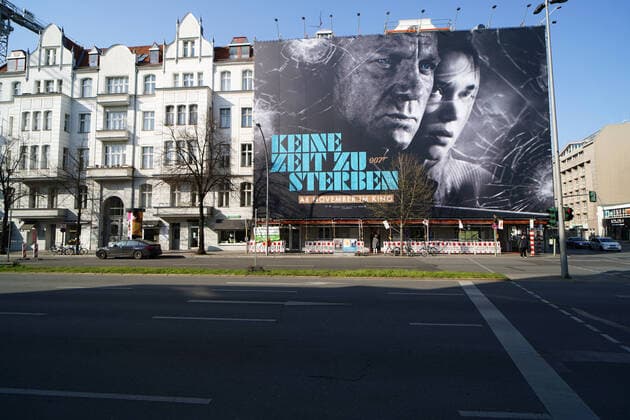 27 03 2020,Berlin,Germany,GER,the city in times of the corona pandemic, large poster advertisement for the 25 James Bond movie No time to die Seen in the district of Charlottenburg Originally, the worldwide release was scheduled for the beginning of April.