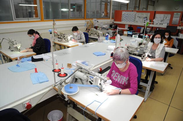 Prime Minister Tobias Hans visits the WZB Neunkirchen on Friday 27 03 2020 The WZB hands over 600 sewn masks bub