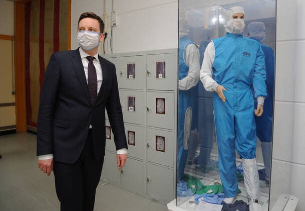 Prime Minister Tobias Hans visits the WZB Neunkirchen on Friday 27 03 2020 The WZB hands over 600 sewn masks The picture shows Prime Minister Tobias Hans bub