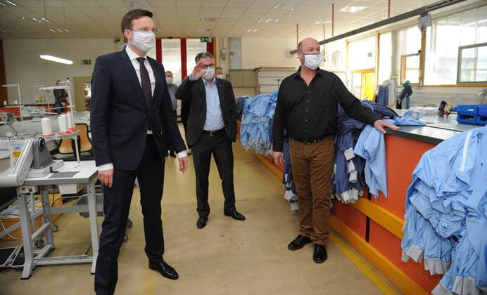 Prime Minister Tobias Hans visits the WZB Neunkirchen on Friday 27 03 2020 The WZB hands over 600 sewn masks bub