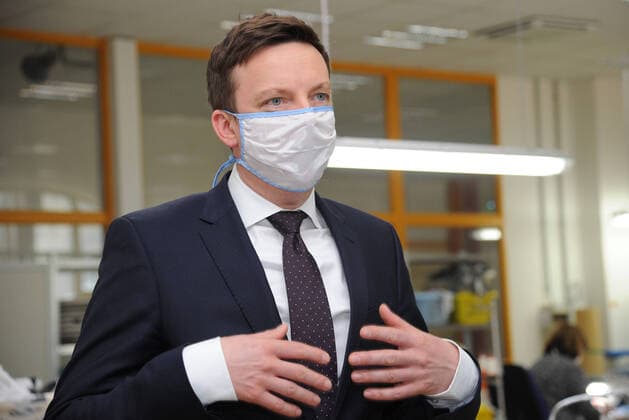 Prime Minister Tobias Hans visits the WZB Neunkirchen on Friday 27 03 2020 The WZB hands over 600 sewn masks The picture shows Prime Minister Tobias Hans bub