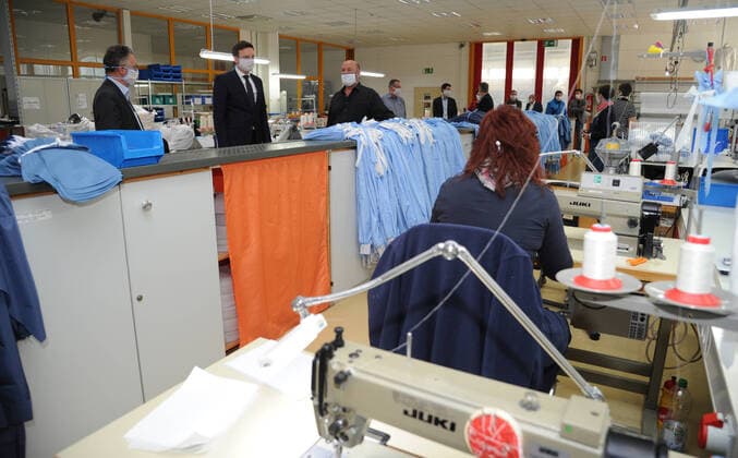 Prime Minister Tobias Hans visits the WZB Neunkirchen on Friday 27 03 2020 The WZB hands over 600 sewn masks bub
