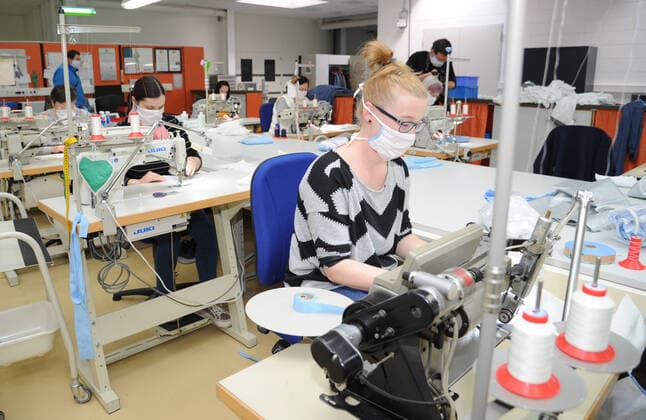 Prime Minister Tobias Hans visits the WZB Neunkirchen on Friday 27 03 2020 The WZB hands over 600 sewn masks bub
