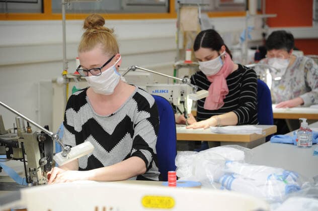 Prime Minister Tobias Hans visits the WZB Neunkirchen on Friday 27 03 2020 The WZB hands over 600 sewn masks bub