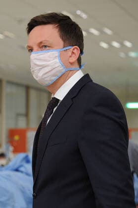Prime Minister Tobias Hans visits the WZB Neunkirchen on Friday 27 03 2020 The WZB hands over 600 sewn masks The picture shows Prime Minister Tobias Hans bub