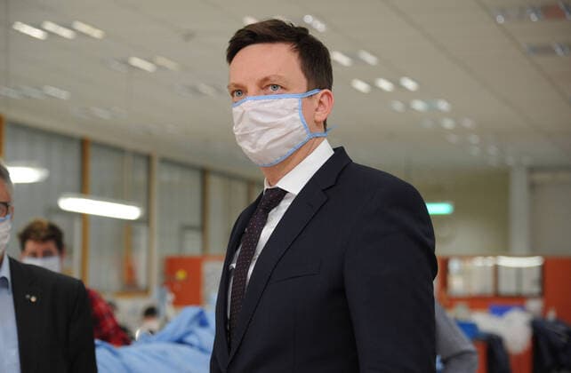 Prime Minister Tobias Hans visits the WZB Neunkirchen on Friday 27 03 2020 The WZB hands over 600 sewn masks The picture shows Prime Minister Tobias Hans bub