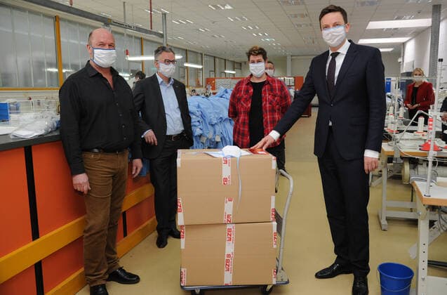 Prime Minister Tobias Hans visits the WZB Neunkirchen on Friday 27 03 2020 The WZB hands over 600 sewn face masks In picture from left to right Thomas Philippi, Site Manager, Managing Director Thomas Latz, Julia Wafcig, Site Manager and Prime Minister Tobias Hans bub