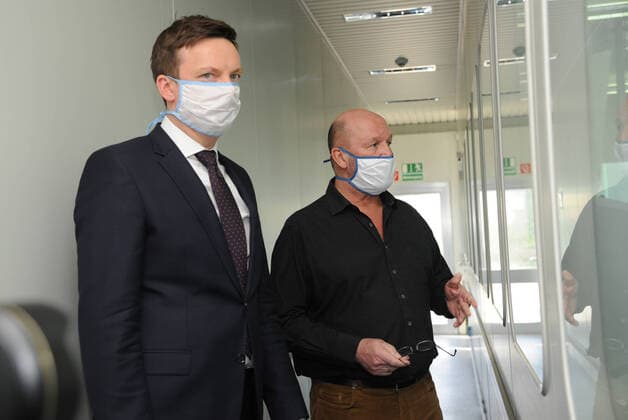 Prime Minister Tobias Hans visits the WZB Neunkirchen on Friday 27 03 2020 The WZB hands over 600 sewn face masks In picture from left to right bub