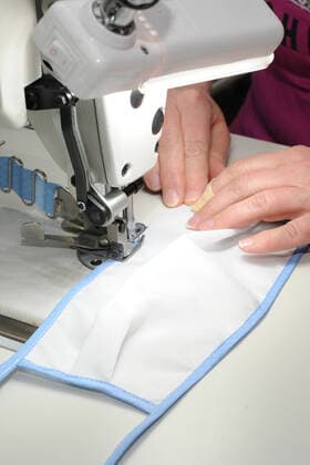 Prime Minister Tobias Hans visits the WZB Neunkirchen on Friday 27 03 2020 The WZB hands over 600 sewn masks bub