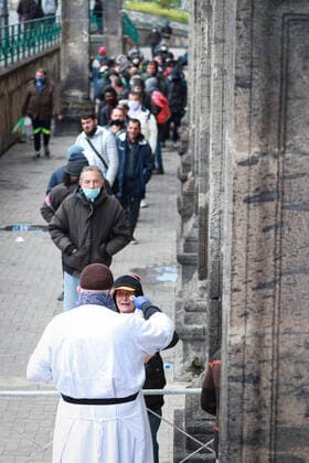 Naples 27-03-2020 Coronavirus emergency (COVID-19) in the photo the distribution of meals to the think of the poor (Newfotosud Alessandro Garofalo) (napolipress Fotogramma, Naples - 2020-03-27) p.s. la foto e utilizzabile nel rispetto del contesto in cui e stata scattata, e senza intento diffamatorio del decoro delle persone rappresentate  Copyright: xnapolipressx xFOTOGRAMMAx