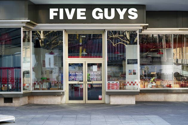 27 03 2020,Berlin,Germany,GER,the city in times of the Corona Pandemic, Five Guys Hamburger Restaurant, seen in the district Chlarottenburg