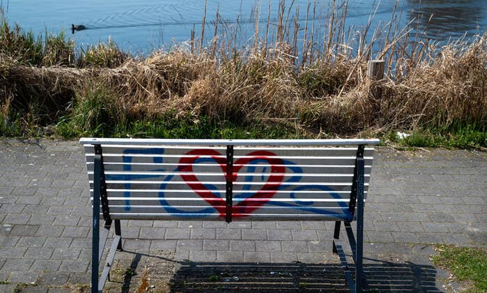 Potsdam State Capital State of Brandenburg 27 03 2020 NEUSTÄDTER HAVELBUCHT Park bench As a PREVENTIVE MEASURE to contain infections caused by CORONAVIRUS COVID 19, a minimum distance of 1.5 metres should be maintained as far as possible for all persons