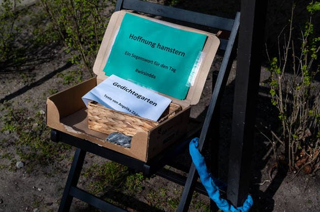 Potsdam State Capital State of Brandenburg 27 03 2020 Park SANSSOUCI FRIEDENSKIRCHE Blessing for the day HOPE HAMSTERS As a PREVENTIVE MEASURE to contain infections caused by CORONAVIRUS COVID 19 for all persons as far as possible a minimum distance of 1.5 meters