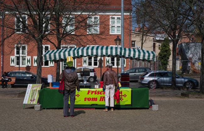 Potsdam State Capital State of Brandenburg 27 03 2020 City centre Market place Bassingplatz City centre Market place Bassingplatz Asparagus stand Asparagus stand As a PREVENTIVE MEASURE to contain INFECTIONS caused by the CORONAVIRUS COVID 19 for all persons as far as possible a minimum distance of 1.5 metres