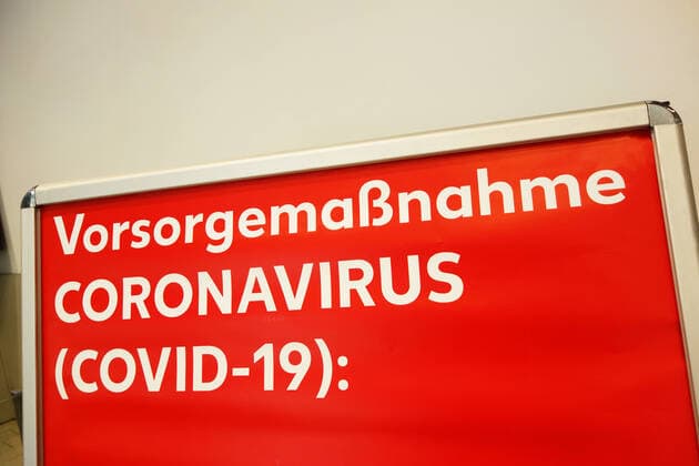 Corona Crisis Virus Viruses Corona Pandemic Corona Restrictions Fear of the Corona Virus Protection against the Corona Virus Covid 19 Corona Warning 27 03 2020, Berlin, Germany, GER Warning Sign Warning Sign Corona Precaution CORONAVIRUS COVID 19