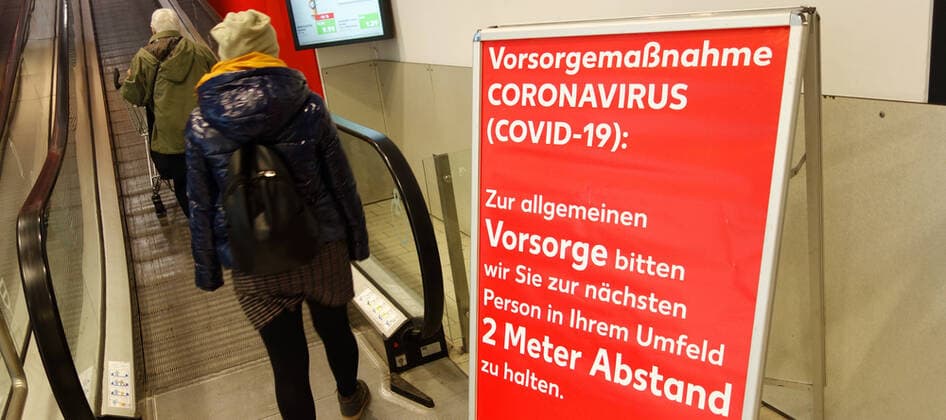 Corona Crisis Virus Viruses Corona Pandemic Corona Restrictions Fear of the Corona Virus Protection against the Corona Virus Covid 19 Corona Warning 27 03 2020, Berlin, Germany, GER Warning notice Corona precaution CORONAVIRUS COVID 19 For general precaution we ask you to keep a distance of 2 meters to the next person in your environment Customers on an escalator