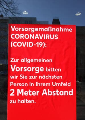 Display in a shop window Warning notice Corona Corona crisis Virus Viruses Corona pandemic Corona restrictions Fear of the corona virus Protection against the corona virus Covid 19 Corona warning 27 03 2020, Berlin, Germany, GER Precautionary measure CORONAVIRUS COVID 19 For general precaution, please keep a distance of 2 meters to the next person in your environment