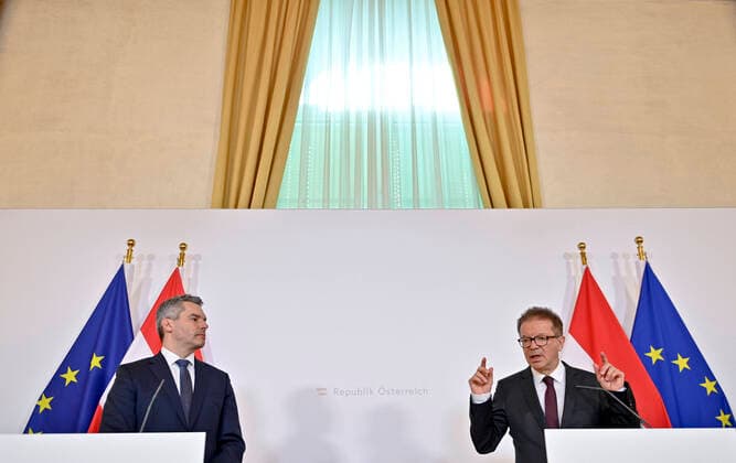 Vienna 27 03 2020, Federal Chancellery, Vienna, AUT, Current developments on corona disease in Austria, press conference, in the picture Minister of the Interior Karl Nehammer L OeVP and Minister of Health Rudolf Anschober Gruene Minister of the Interior Karl Nehammer L OeVP and Minister of Health Rudolf Anschober Gruene during a press conference of Austrian Goverment about the Coronavirus Pandemic a  EP_pool