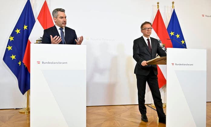Vienna 27 03 2020, Federal Chancellery, Vienna, AUT, Current developments on corona disease in Austria, press conference, in the picture Interior Minister Karl Nehammer L OeVP and Health Minister Rudolf Anschober Gruene Interior Minister Karl Nehammer L OeVP and Health Minister Rudolf Anschober Gruene during a press conference of Austrian Goverment about the Coronavirus Pandemic at the Federal Chance  EP_pool