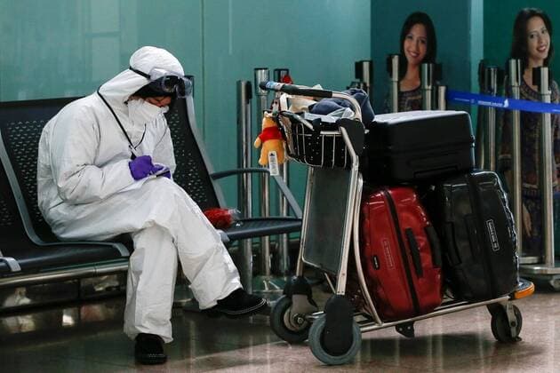 News Bilder des Tages A traveler with a special protector dress checks her phone in terminal 2 at El Prat airport in Barcelona, Spain, 27 March 2020, after it was closed due to the cancellation of flights due to the health crisis caused by the coronavirus spread. Spain faces the 13th consecutive day of national lockdown in an effort to slow down the spread of the pandemic COVID-19 disease caused by the SARS-CoV-2 coronavirus. Coronavirus in Spain !ACHTUNG: NUR REDAKTIONELLE NUTZUNG!  Copyright: xQuiquexGarcíax GRAFCAT3746 20200327-637209259467578520