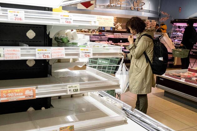 March 27, 2020, Tokyo, Japan: A woman wearing a face mask as a precaution against the spread of Coronavirus seen shopping after the Tokyo Local Government have asked citizen to stay home and do not go out unless necessary this coming weekend..Concerns are growing about the increasing cases of Coronavirus (COVID-19) in Japan. Many countries have closed borders to Japan and the growing pandemic has caught public attention on the true number of coronavirus cases in Japan that could be much higher. Tokyo Japan - ZUMAs197 20200327_zaa_s197_050 Copyright: xViolaxKamx