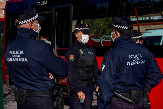 March 27, 2020, Granada, Spain: Policemen wearing face masks as a prevention measure during the state of emergency..The homeless people of Granada have been transferred to the Sports Palace pavilion during the state of emergency decreed by the Spanish Government. In Spain there are more than 64,000 infected and almost 5,000 deaths by COVID-19. Granada Spain - ZUMAs197 20200327_zaa_s197_057 Copyright: xCarlosxGilx