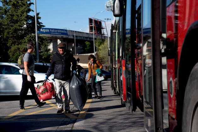 March 27, 2020, Granada, Spain: Homeless people leaving a bus during the state of emergency..The homeless people of Granada have been transferred to the Sports Palace pavilion during the state of emergency decreed by the Spanish Government. In Spain there are more than 64,000 infected and almost 5,000 deaths by COVID-19. Granada Spain - ZUMAs197 20200327_zaa_s197_058 Copyright: xCarlosxGilx