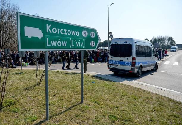 Large crowd of Ukrainian citizens is waiting to cross the border and return home at the Polish-Ukrainian crossing border in Korczowa Large crowd of Ukrainian citizens is waiting to cross the border and return home at the Polish-Ukrainian crossing border on March 27, 2020 in Korczowa, Poland EN_01422104_0002 