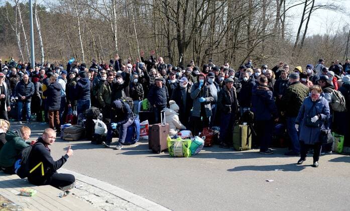 Large crowd of Ukrainian citizens is waiting to cross the border and return home at the Polish-Ukrainian crossing border in Korczowa Large crowd of Ukrainian citizens is waiting to cross the border and return home at the Polish-Ukrainian crossing border on March 27, 2020 in Korczowa, Poland EN_01422104_0003 