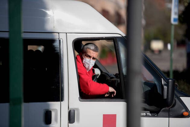 March 27, 2020, Granada, Spain: A member of Red Cross wearing face mask as a preventive measure during the state of emergency..The homeless people of Granada have been transferred to the Sports Palace pavilion during the state of emergency decreed by the Spanish Government. In Spain there are more than 64,000 infected and almost 5,000 deaths by COVID-19. Granada Spain - ZUMAs197 20200327_zaa_s197_064 Copyright: xCarlosxGilx