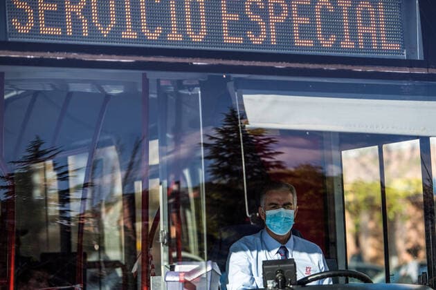 March 27, 2020, Granada, Spain: A bus driver of especial service for homeless people wearing a face mask as a preventive measure during the state of emergency..The homeless people of Granada have been transferred to the Sports Palace pavilion during the state of emergency decreed by the Spanish Government. In Spain there are more than 64,000 infected and almost 5,000 deaths by COVID-19. Granada Spain - ZUMAs197 20200327_zaa_s197_065 Copyright: xCarlosxGilx