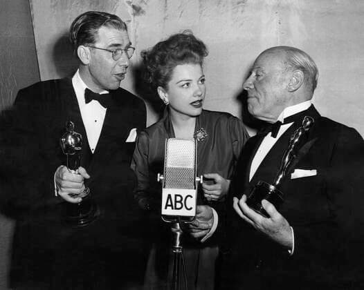 OSCARS. Bester Nebendarsteller. PreistrÃ¤ger 1941-1950 MIRACLE ON 34th STREET, Anne Baxter at Academy Awards with Geirge Seaton (Best Screenplay), Edmund Gwenn (Best Supporting Actor), 1947, TM and Copyright (c) 20th Century-Fox Film Corp. All Rights Reserved 20thCentFox Courtesy Everett Collection !ACHTUNG AUFNAHMEDATUM GESCHÃ„TZT! PUBLICATIONXNOTxINxCANxCHNxFRAxITAxJPNxNORxPOLxRUSxESPxUKxUSA Copyright: x20thCentFox CourtesyxEverettxCollectionx MBDMION FE020