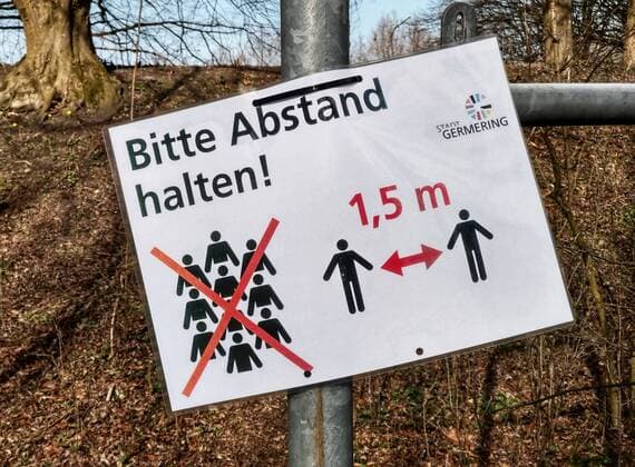 March 27, 2020, Munich, Bavaria, Germany: A sign newr Munich, Germany indicating the minimum distance required between people that may pass by one another. Due to strict infection control regulations and police enforcement, a maximum of two people from the same household are allowed together in public or private spaces and a minimum of 1.5m apart for people one may pass by. Munich Germany - ZUMAb160 20200327_zbp_b160_003 Copyright: xSachellexBabbarx