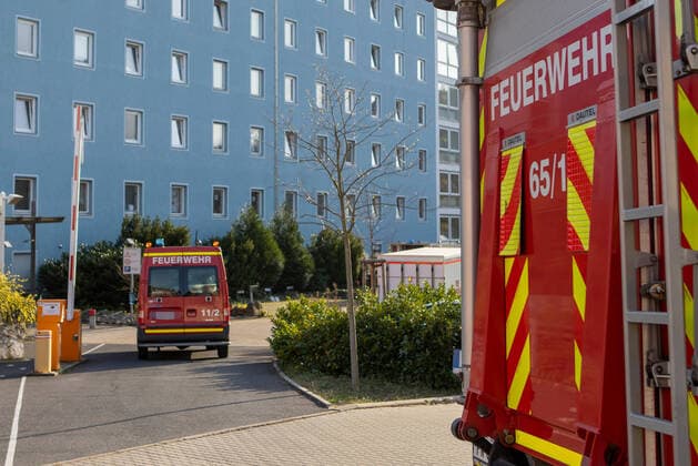 Wuerzburg, Seniorenheim Ehehaltorenhaus St Nikolaus 27 03 2020, Cohort Isolation is being prepared at the St Nikolaus retirement home Picture Cohort Isolation is being prepared at the St Nikolaus retirement home by the fire brigade, Johanitern and Rote Kreutz, The twelfth death was reported by the public health department on Frid Copyright: HMBxMedia xHeikoxBecker