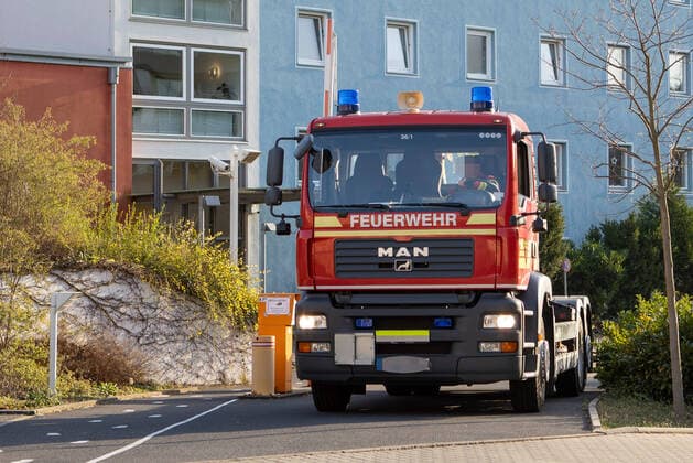 Wuerzburg, Seniorenheim Ehehaltorenhaus St Nikolaus 27 03 2020, Cohort Isolation is being prepared at the St Nikolaus retirement home Picture Cohort Isolation is being prepared at the St Nikolaus retirement home by the fire brigade, Johanitern and Rote Kreutz, The twelfth death was reported by the public health department on Frid Copyright: HMBxMedia xHeikoxBecker