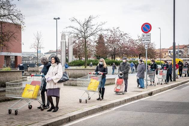 Milan - Esselunga Superstore of viale Certosa. Extra long queue for entrance to the supermarket due to the contiguous entrance to avoid contagion from Coronavirus Covid-19, people lined up with trolley and mask (Marco Passaro Fotogramma, Milan - 2020-03-27) p.s. la foto e utilizzabile nel rispetto del contesto in cui e stata scattata, e senza intento diffamatorio del decoro delle persone rappresentate  Copyright: xMarcoxPassarox xFOTOGRAMMAx