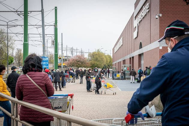 Milan - Esselunga Superstore of viale Certosa. Extra long queue for entrance to the supermarket due to the contiguous entrance to avoid contagion from Coronavirus Covid-19, people lined up with trolley and mask (Marco Passaro Fotogramma, Milan - 2020-03-27) p.s. la foto e utilizzabile nel rispetto del contesto in cui e stata scattata, e senza intento diffamatorio del decoro delle persone rappresentate  Copyright: xMarcoxPassarox xFOTOGRAMMAx