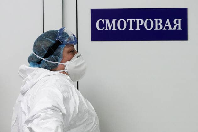 MOSCOW, RUSSIA - MARCH 27, 2020: A healthcare worker at Moscow s Filatov City Clinical Hospital No 15 starting to admit patients suspected of the COVID-19 infection. Stanislav Krasilnikov TASS  TS0D39F5