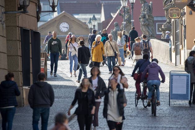 Wuerzburg, City, 27 03 2020, Coronavirus, disaster in Bavaria, exit restrictions Picture Despite exit restrictions, many people stay on the old Main bridge without keeping the minimum distance Copyright: HMBxMedia xHeikoxBecker