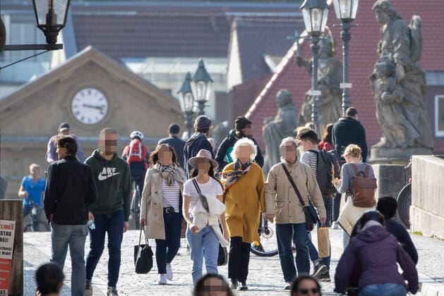 Wuerzburg, City, 27 03 2020, Coronavirus, disaster in Bavaria, exit restrictions Picture Despite exit restrictions, many people stay on the old Main bridge without keeping the minimum distance Copyright: HMBxMedia xHeikoxBecker